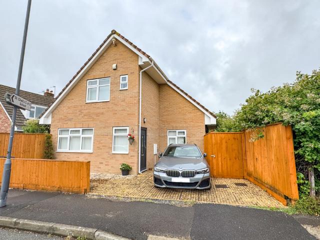 House for sale in Stoke Lodge and The Common, Patchway