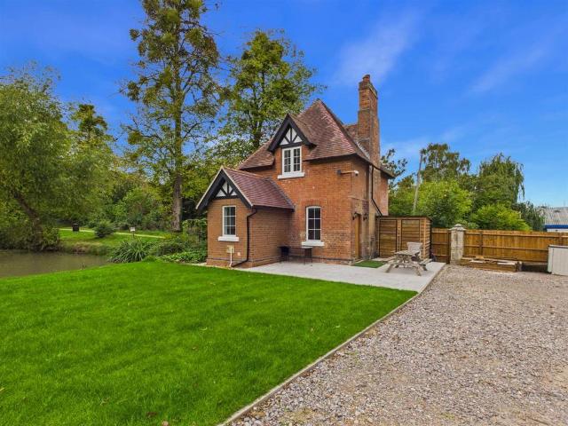 House for sale in Sneedhams Green, Gloucester