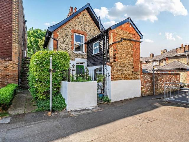 House for sale in Guildford Park, Guildford