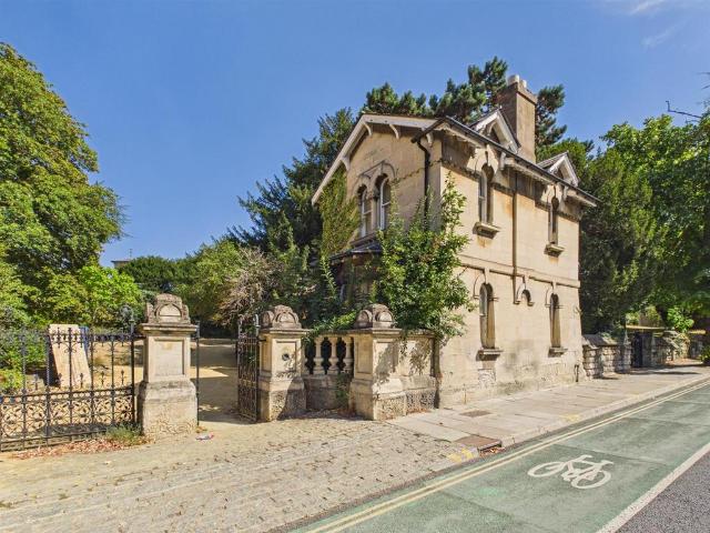 House for sale in Wotton, Gloucester