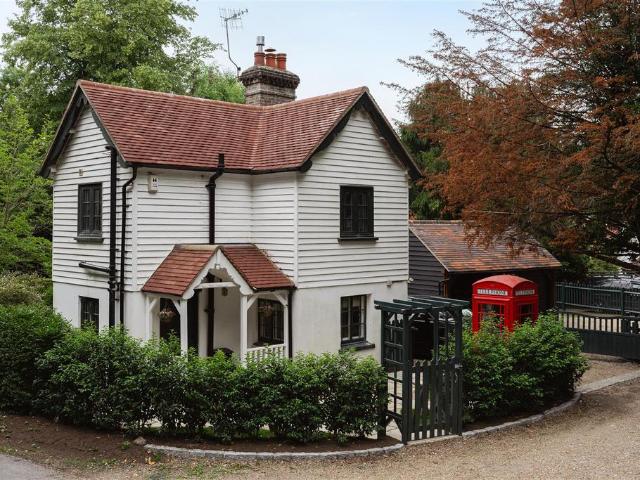 House for sale in Burstow, Hillview