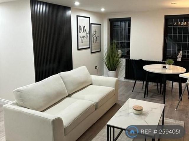 House for rent in Hatching Green, Five Acres