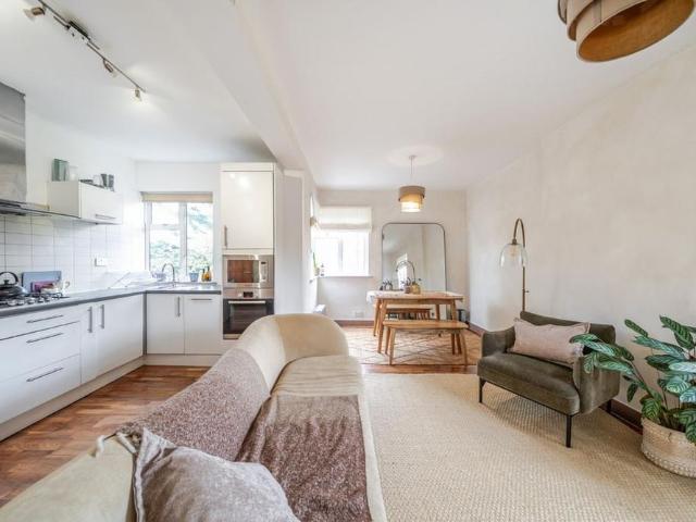 House for rent in Queen's Park, Greater London