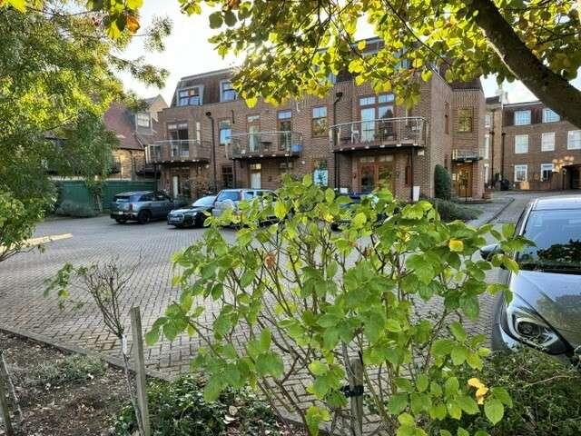 Apartment for sale in London Borough of Hounslow, Greater London