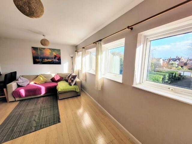 Flat for sale in Woodside Park, Greater London