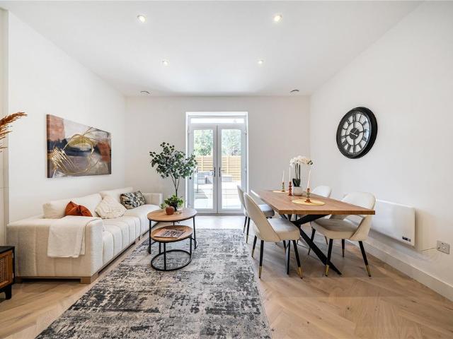 Flat for sale in London Borough of Ealing, Greater London