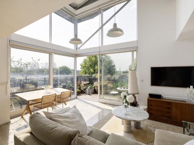 Flat for sale in Ratcliffe, Stepney