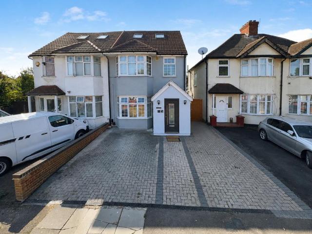 Flat for sale in South Stanmore, Greater London