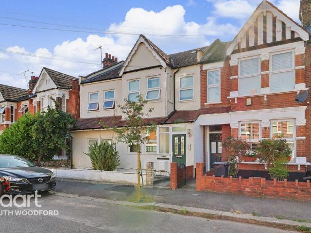 Flat for sale in Woodford, Greater London