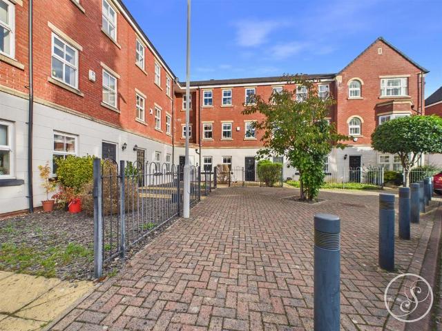 Flat for sale in Gledhow Park, Leeds