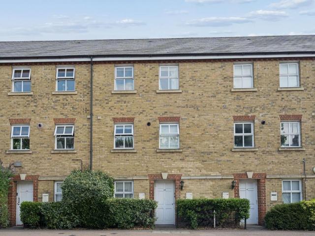 Flat for sale in Ashlyns Estate, Pouchen End
