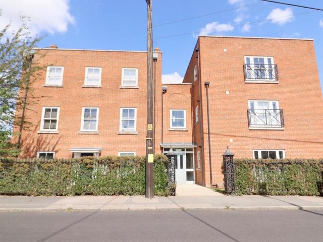 Flat for sale in Chipping Hill, Essex