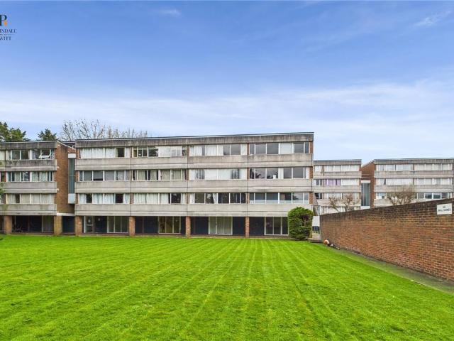 Flat for sale in Beddington, Greater London