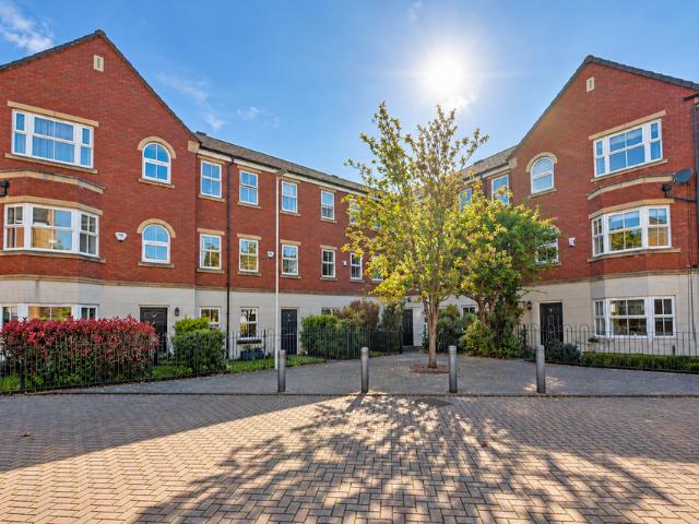 Flat for sale in Gledhow Park, Leeds