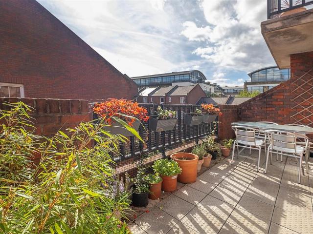 Flat for sale in London Borough of Ealing, Greater London