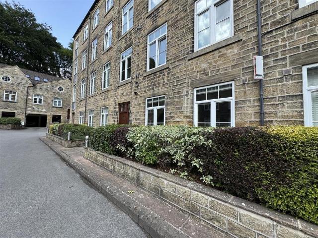 Flat for sale in Holmfirth, New Mill