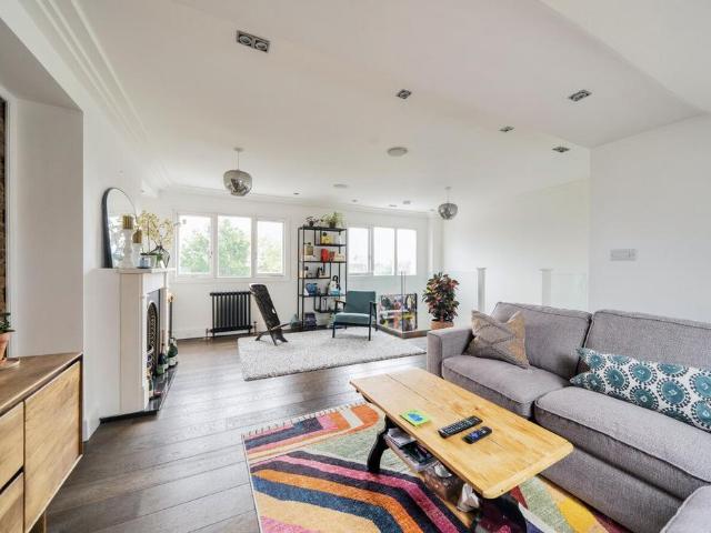 Flat for sale in West Hampstead, Greater London
