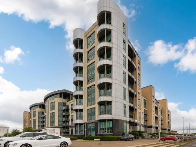 Flat for sale in Newhaven, Leith