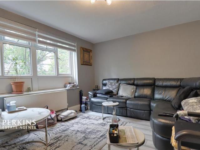 Flat for sale in London Borough of Ealing, Greenford