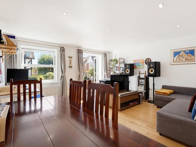 Flat for sale in London Borough of Ealing, Hanwell