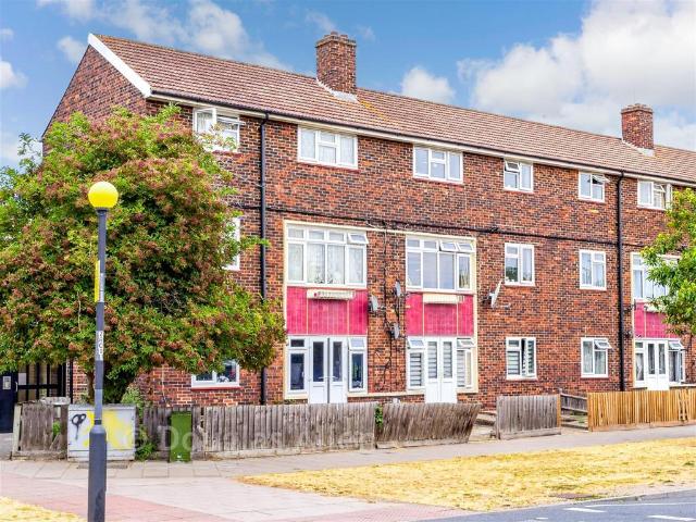 Flat for sale in Thames View, Greater London
