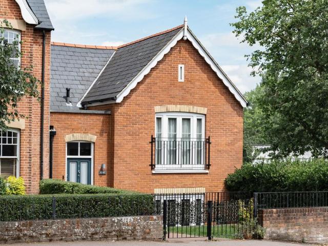 Flat for sale in Ashlyns Estate, Pouchen End