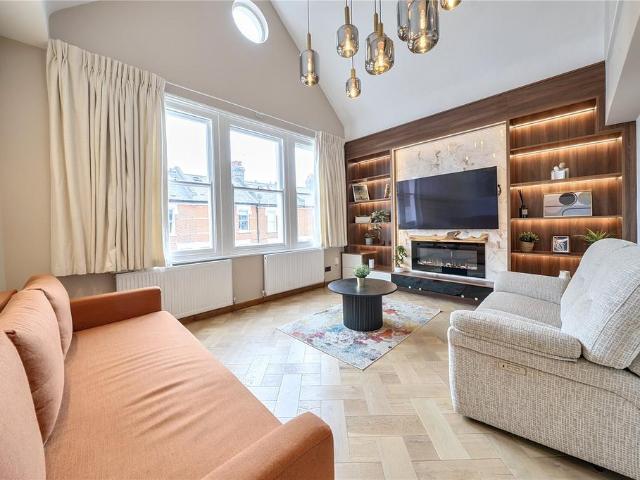 Flat for sale in Balham, Greater London