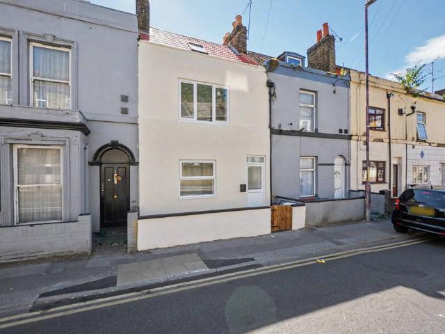 Flat for sale in Luton, Chatham