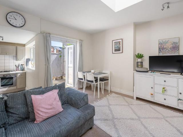 Flat for sale in Stockwell, Greater London