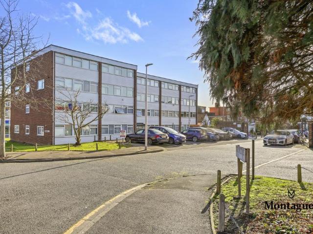 Flat for sale in South Woodford, Greater London