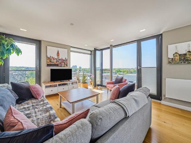 Flat for sale in Stockwell, Greater London