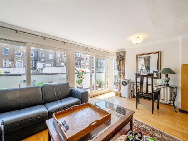 Flat for sale in Bayswater, Greater London