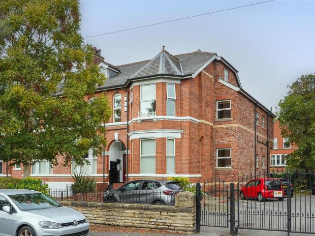 Flat for sale in Chorlton-cum-Hardy, Manchester