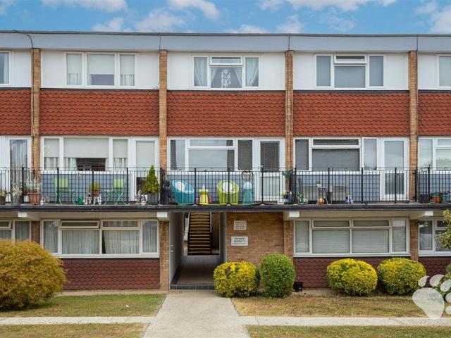 Flat for sale in Cranham, Greater London