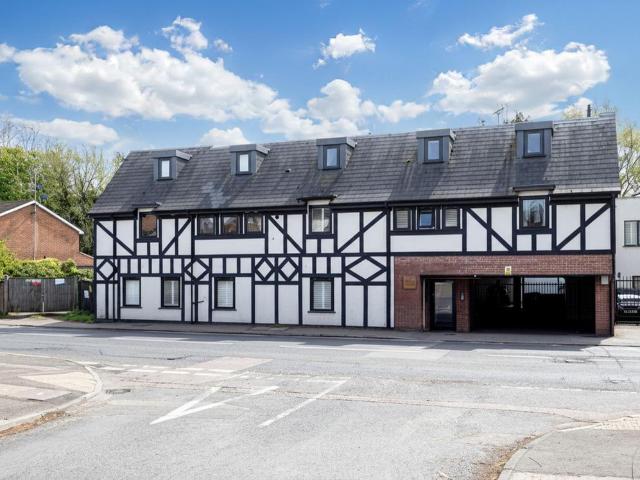 Flat for sale in Moneyhill, Batchworth