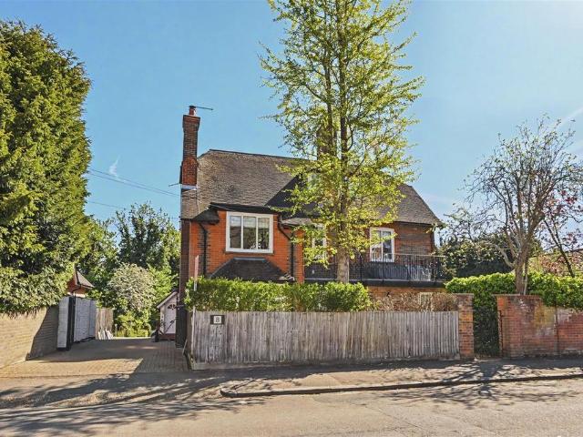 Flat for sale in Hatching Green, Five Acres