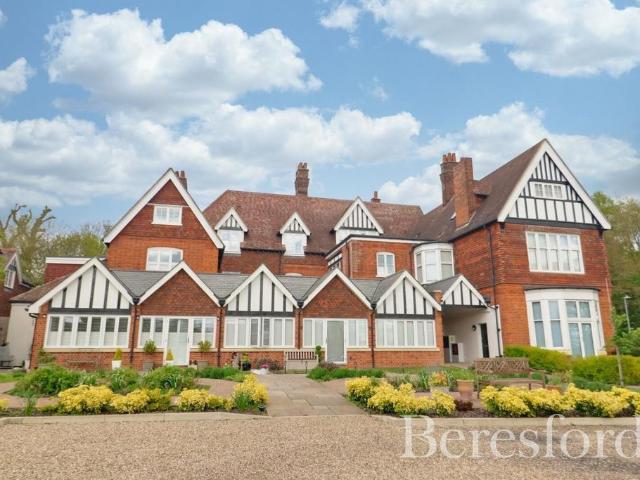 Flat for sale in Chipping Hill, Essex