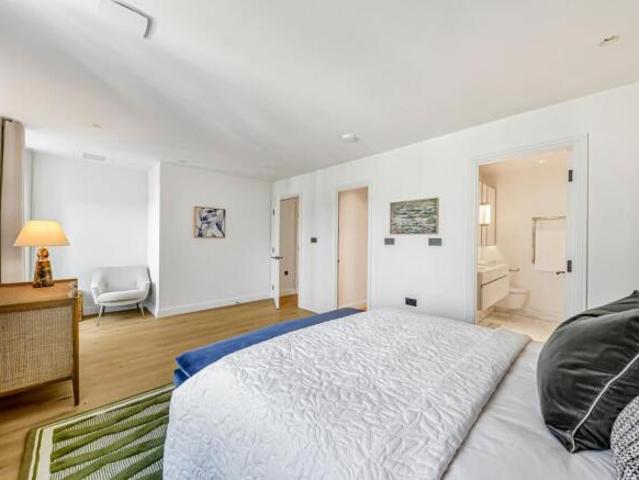 Apartment for sale in Cat Hill, England