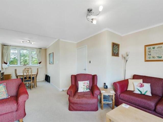 Apartment for sale in Hampton Hill, Greater London