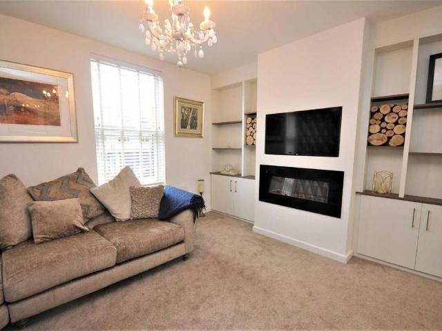 House for rent in Emscote, Green Close