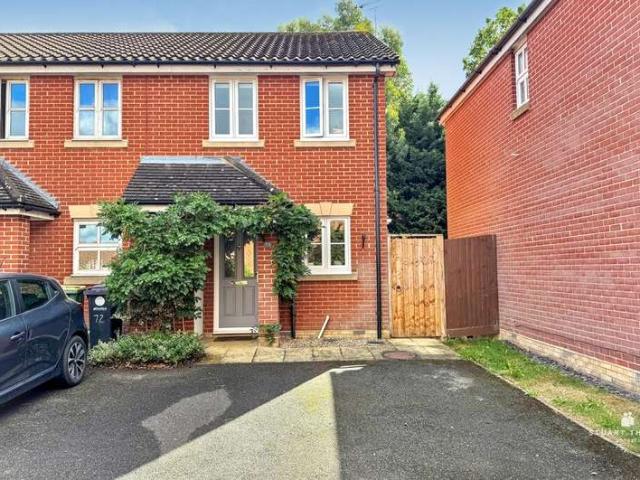 Cottage for sale in Bird Estate, Rochford