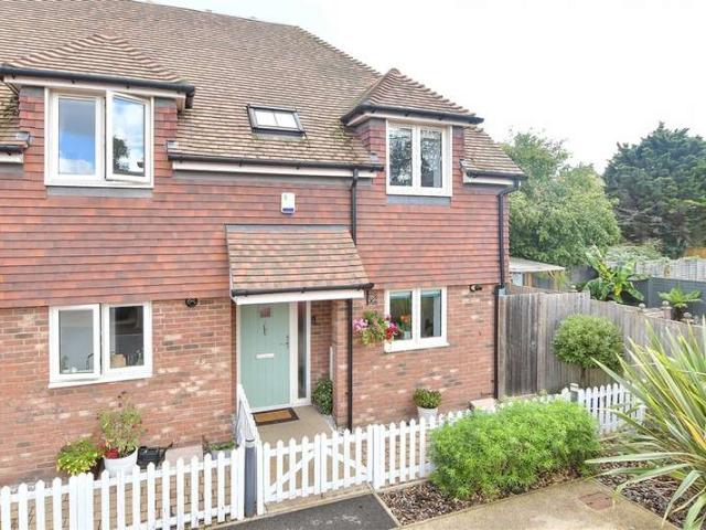 Cottage for sale in Hillview, Surrey
