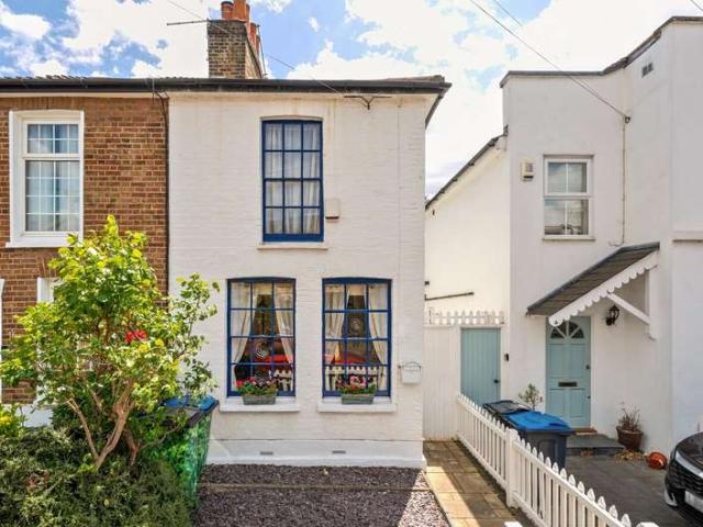 Terraced House for sale in Kingston Upon Thames, Norbiton