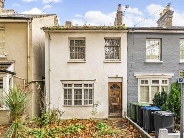 Terraced House for sale in Kingston Upon Thames, Norbiton