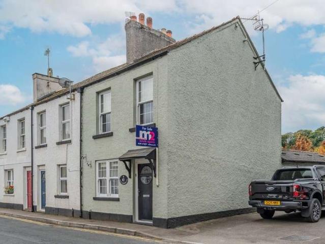 Cottage for sale in Llanbadoc, Wales