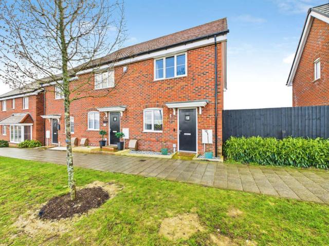 Cottage for sale in Kilnwood Vale, Horsham