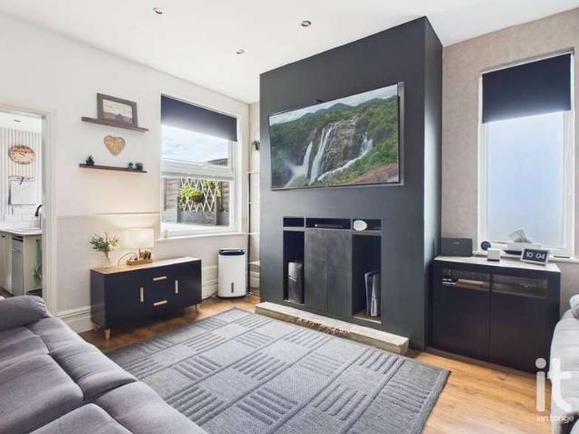 Cottage for sale in Woodsmoor, Hazel Grove