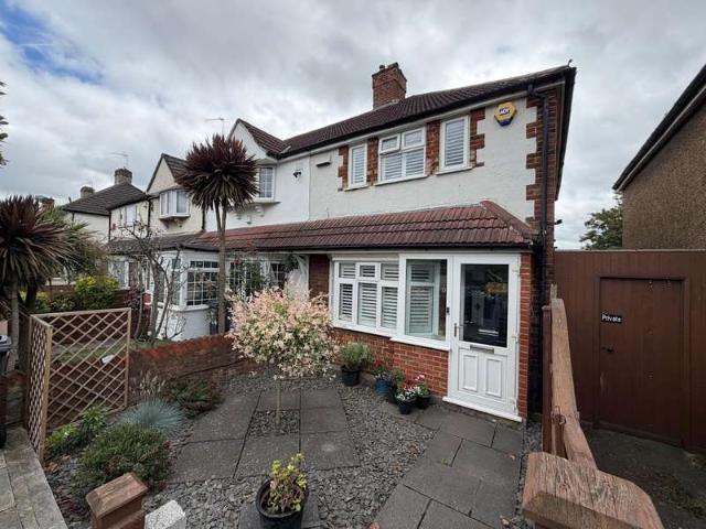 Cottage for sale in London Borough of Hounslow, Hanworth