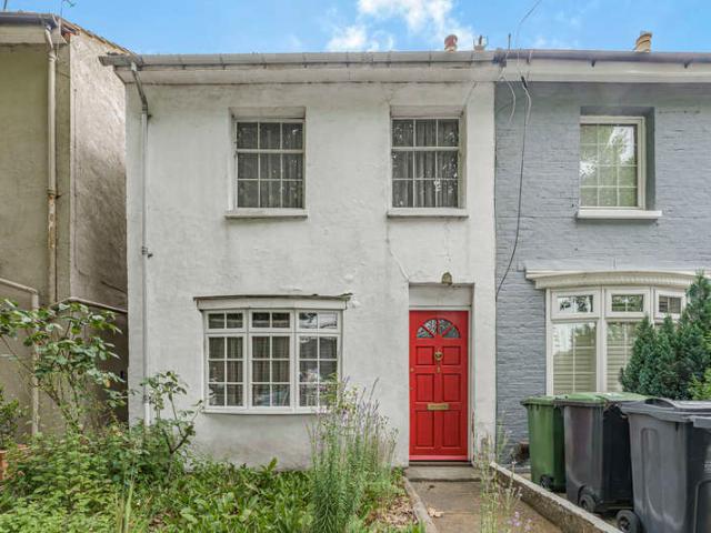 Cottage for sale in Norbiton, Greater London