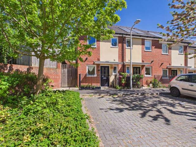 Cottage for sale in Dee Park, Reading